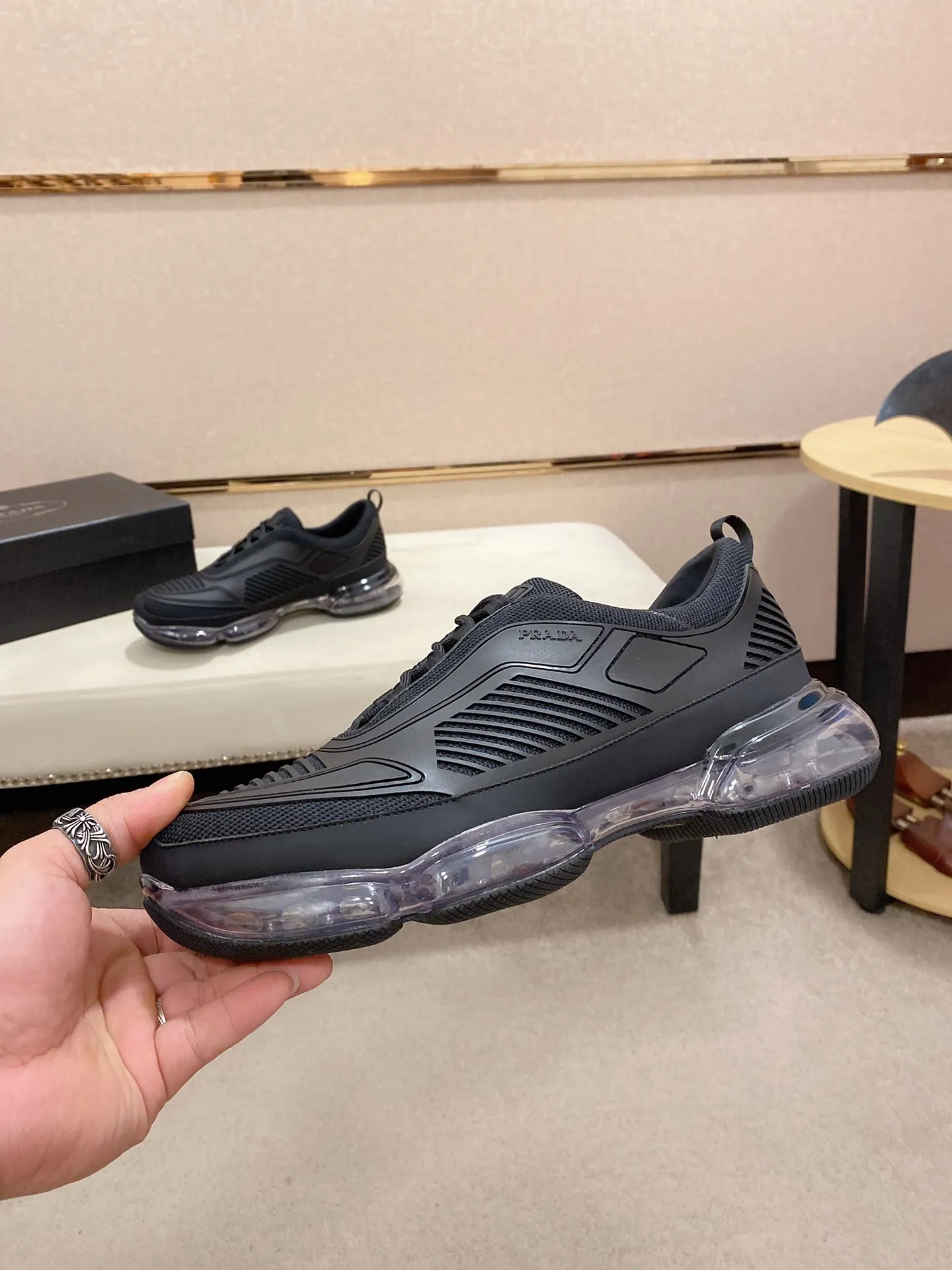 Factory price: 640💰 ✔️✔️✔️High-quality new PRADA counters are launched simultaneously. The new men's shoes and 😘fabric are made of high-tech glue-spraying technology. Lining: Full cowhide lining. 👍🏿 High-end ☄️ air-cushion molded anti-slip rubber outsole, exquisite lines, simple and elegant, comfortable and high-end for leisure travel. Code number: 38 to 45